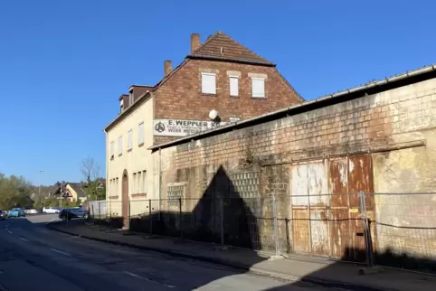 Der Bauzaun steht entlang der Pirmasenser Straße in Niederauerbach. Am Donnerstag begann der Rückbau der Dächer auf dem ehemalig