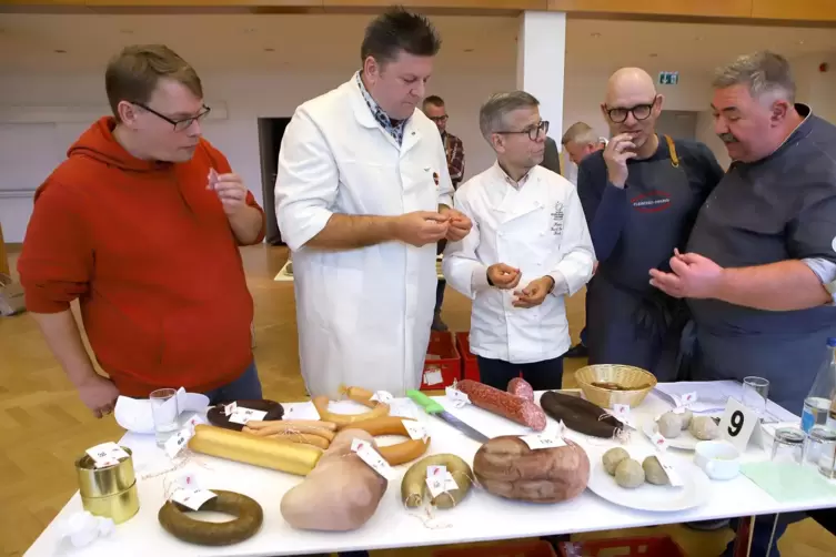 Walter Adam (rechts) erklärt der Tischjury, worauf es bei der Salami ankommt. Von rechts: Thomas Hochfelde, Karl-Emil Kuntz, Uwe