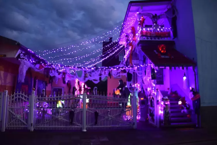 Gruseln ist angesagt im Hanauerweg Nummer 8. Kevin und Kerstin Stpehan haben ihr Haus im Halloween-Stil geschmückt – inklusive z