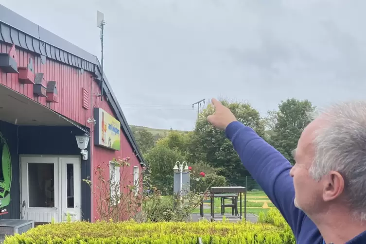 Achim Jung zeigt auf die Richtfunk-Antenne. Von hier aus hätte das Glasfaser-Internet den Gästen des Campingplatzes zur Verfügun