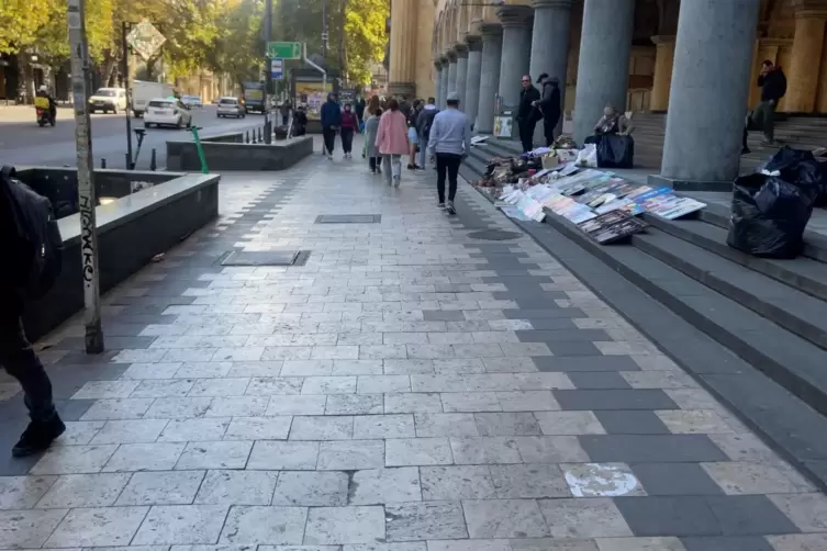  Stände von Straßenkünstlern vor der Seilbahnstation in Tiflis. 