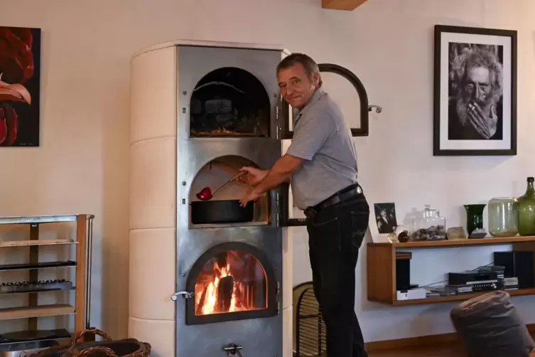 Reiner Trinkel zu Hause mit seinem Produkt, dem Römerofen. Es ist das größte von drei Modellen.