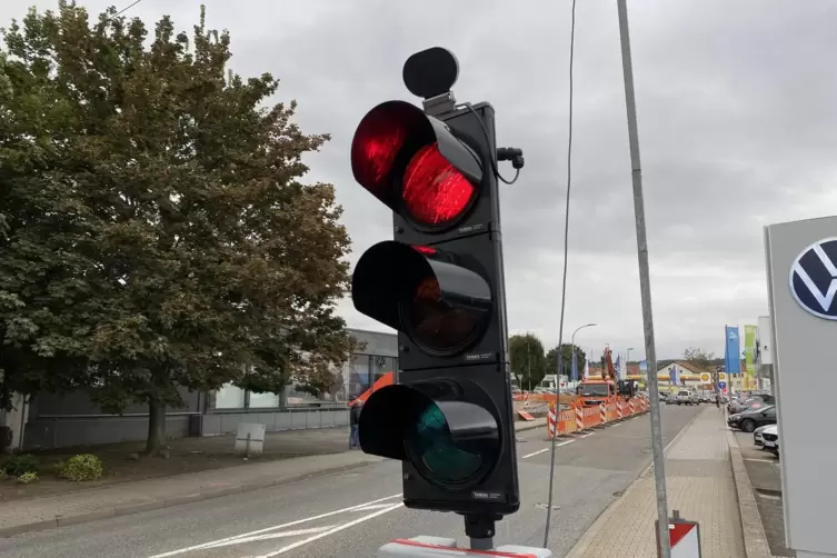 Ist einstweilen weg, kommt aber bald wieder: Baustellenampel in der Kirchheimer Straße in Grünstadt. 