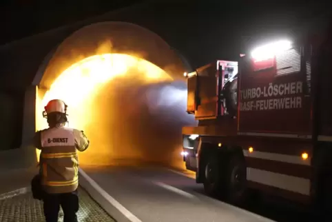 10.000 Liter Wasser in zwei Minuten kann der Turbolöscher in die Tunnelröhre jagen. 