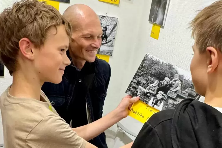 Timon Hinrichs zeigt stolz seine Aufnahmen. 