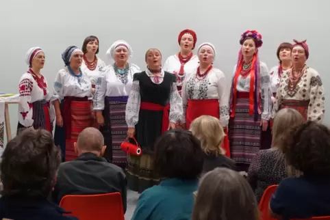 Eindrücke der lebensfrohen ukrainischen Kultur vermittelte der Frauenchor Kalyna, der die Feier musikalisch gestaltete. 