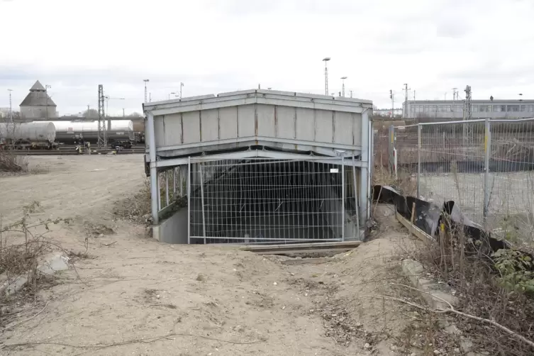 Scheidet als Verbindung aus: der stillgelegte Posttunnel. 