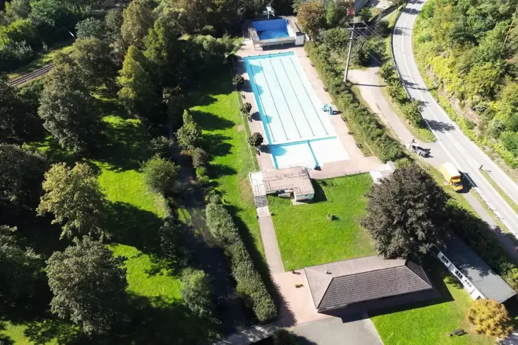 Das Freibad Biebermühle aus der Luft gesehen.