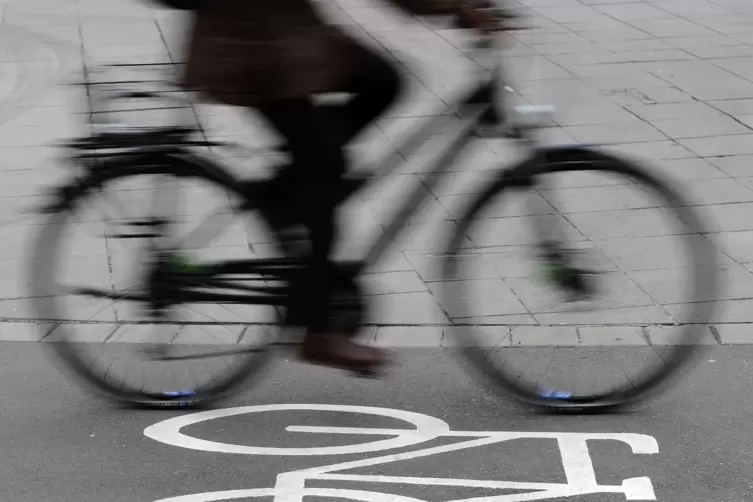 Die Freien Wähler wollen auf einem Teilstück der K24 mit einem Fahrradschutzstreifen für mehr Sicherheit sorgen.