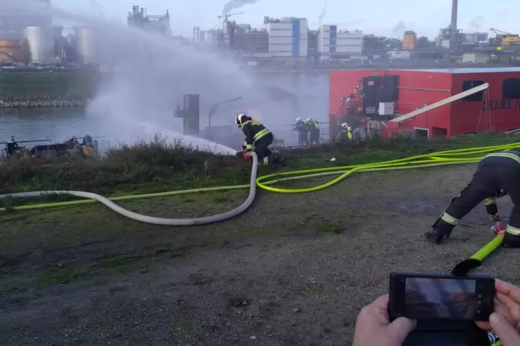 Das Szenario: Auf eine Schiff ist Gefahrstoff ausgetreten, Feuer ist ausgebrochen und es gibt Verletzte.