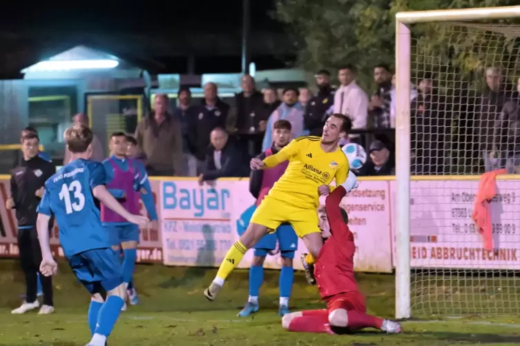 Mit Gewalt: Julian Scharfenberger (gelb) erzielt das 1:0.