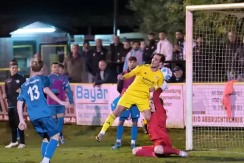 Mit Gewalt: Julian Scharfenberger (gelb) erzielt das 1:0.