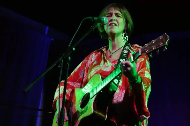 Vielseitig: Eleanor McEvoy spielt in Schweighofen nicht nur Gitarre, sondern funktioniert auch Streichholzschachteln in Instrume