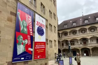 In der Ausstellung dürfen Besucher auch selbst Parolen durch ein Megaphon rufen.