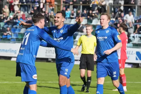 Die späteren Schützen des 2:0 und 3:0, Marc Ehrhart (links) und Dennis Krob (rechts), gratulieren Luka Dimitrijevic nach dessen 