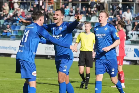 Die späteren Schützen des 2:0 und 3:0, Marc Ehrhart (links) und Dennis Krob (rechts), gratulieren Luka Dimitrijevic nach dessen 