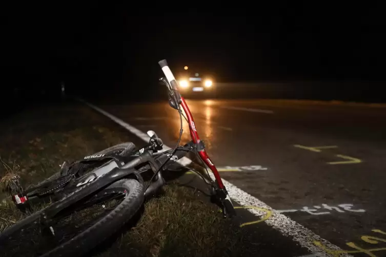 Bei einem nächtlichen Sturz hat sich bei Frankenthal ein Fahrradfahrer verletzt. 