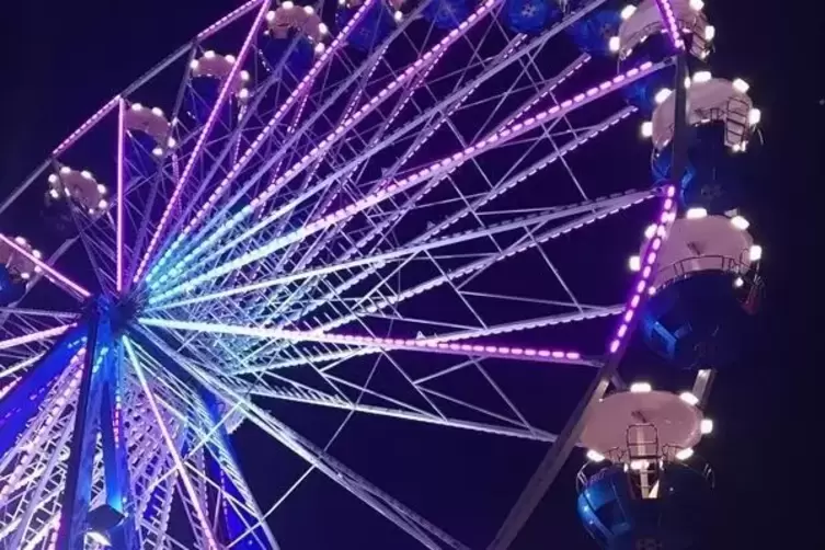 In diesem Jahr steht der 35 Meter hohe „Ostseestern" auf dem Pirmasenser Novembermarkt. 