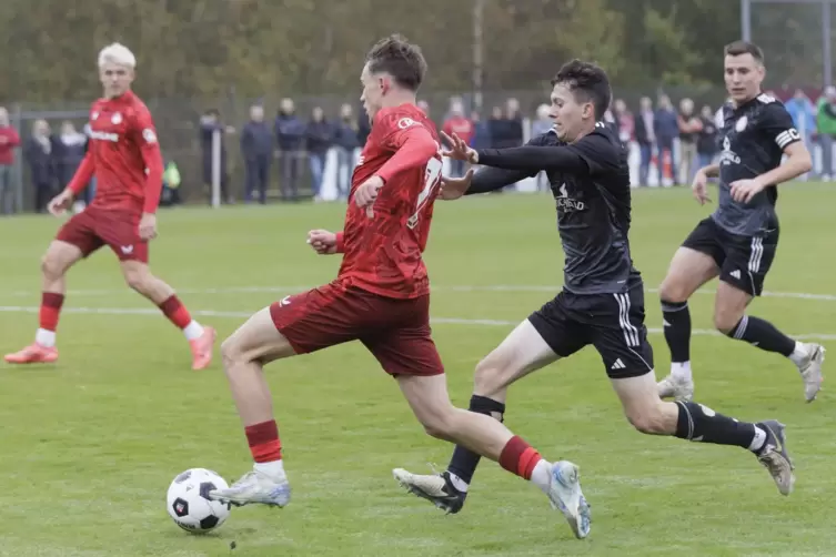 Nicht zu halten: Ben Reinheimer (links) auf dem Weg zum 2:0 für den FCK II, das Idar-Obersteins Lukas Stallbaum nicht mehr verhi