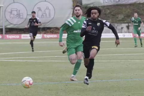 Der Morlauterer Bobby Edet (rechts) hat hier im Laufduell mit Sandro Kempf vom SV Auersmacher die Nase vorne. 