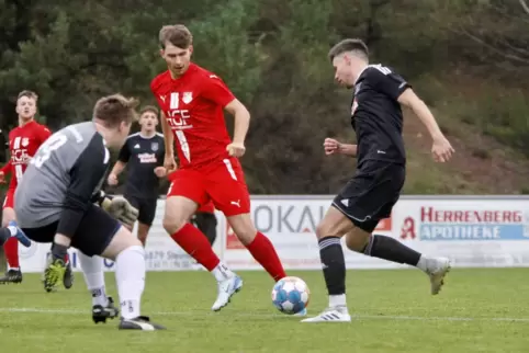 Reichenbachs Spielertrainer Yannik Brehmer (rechts) taucht vorm Schönenberger Torhüter Felix Denzer auf, schießt hier jedoch am 