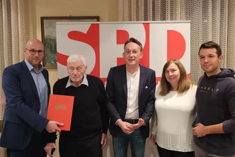 Neben Jens Becker (links) steht Norbert Lotz, der seit 60 Jahren SPD-Mitglied ist. Daneben Marc Ruland, Heidelore Bigott und Man