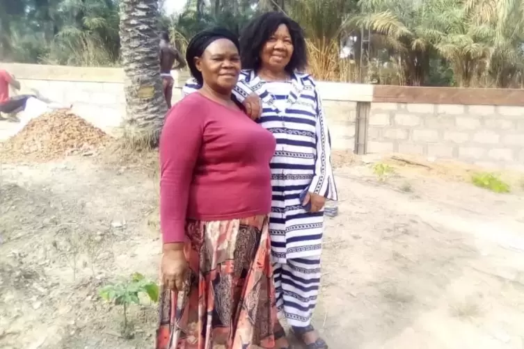 Felicia Stevens und ihre Schwester Helen in Nigeria.