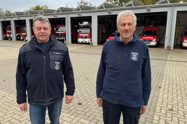 Stephan Müller und Uwe Christmann auf dem Feuerwehrgelände in Rockenhausen.