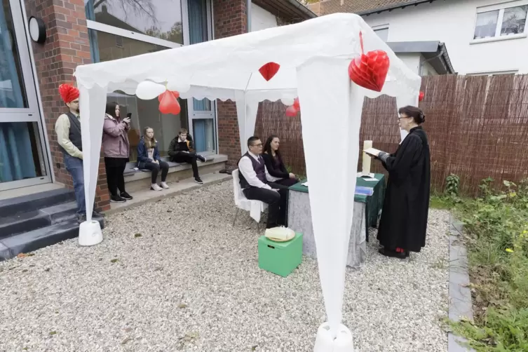 Außergewöhnlich: Klaus und Jessica Haag geben sich bei der Pop-up-Trauung vor Pfarrerin Martina Abel das Ja-Wort.