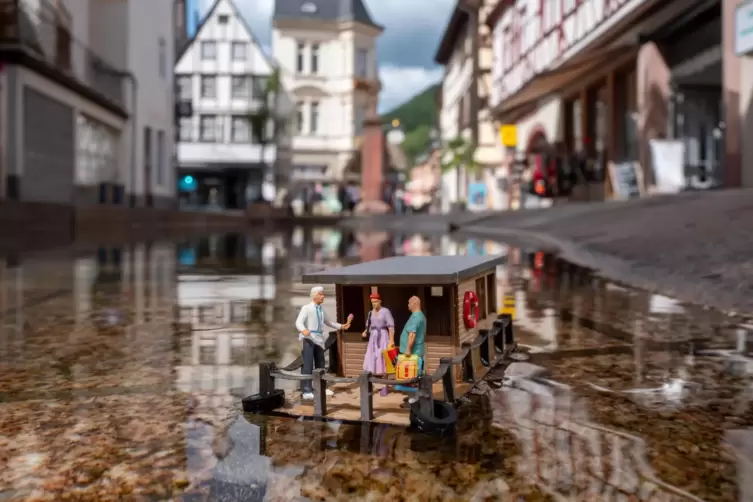 Auch bei Wasser in die Stadt waren die kleinen Neustadter unterwegs. 