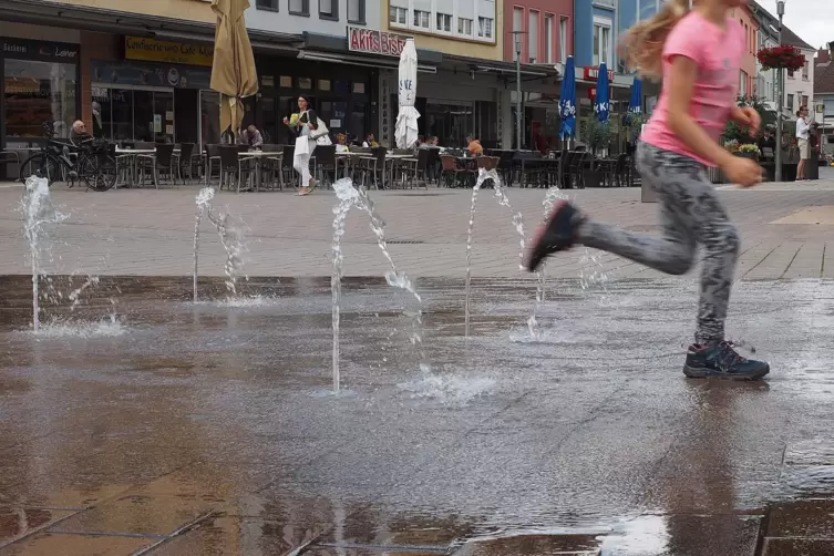 Wasserspiele auf dem Alexanderplatz.