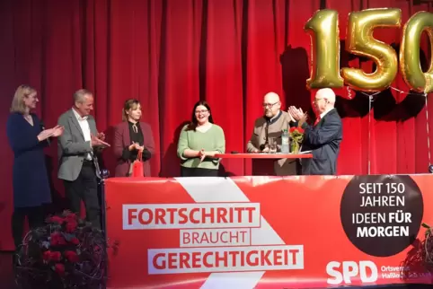 SPD-Geburtstagsfeier: (v.l.) MdB Isabel Mackensen-Geis, die stellvertretenden Vorsitzenden Hans Spira und Doris Einholz, die frü