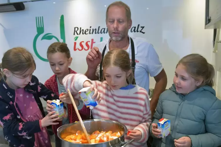  Elisabeth Henkes, Miriam Henkes, Luisa Streißelberger und Delia Ziehler sind mit Unterstützung von Koch Dietmar Johnen mit jede