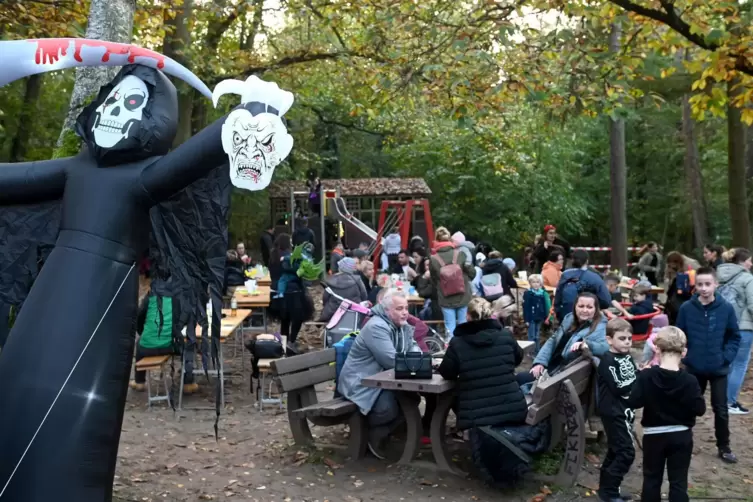 Nicht nur die Gäste kamen in schaurigen Kostümen zur Waldnacht, auch die Deko versprühte gruselige Stimmung.