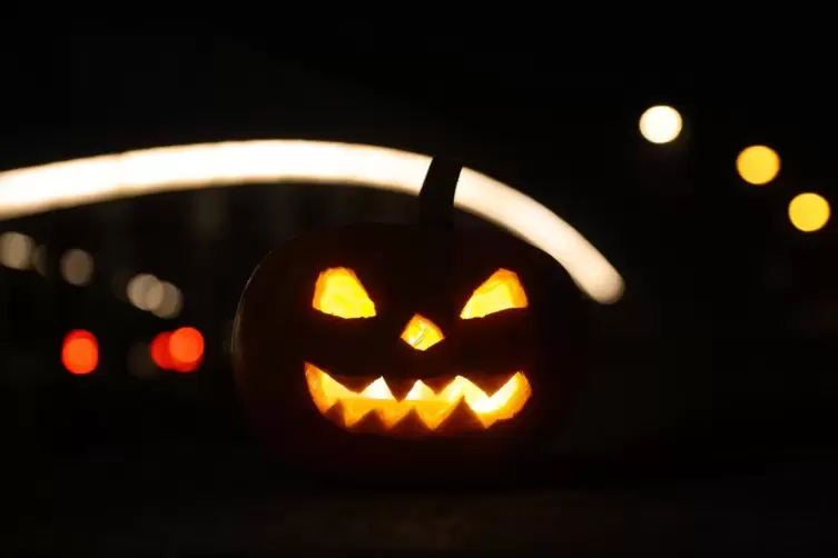 Wer sich auf Besuch freut, der süße Leckereien einsammeln möchte, sollte am Halloween-Abend ein Licht an sein Tor stellen. 