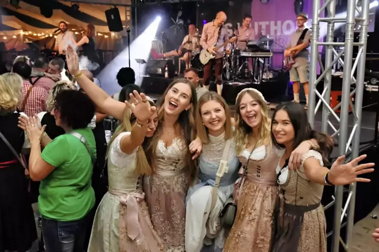 Das Dirndl ist kein Muss, wird beim Fest Pfalzwiesen aber gern gesehen. Diese jungen Frauen wollen mal ausgelassen Party im Bier