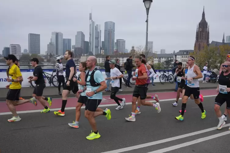 Viele Läufer, viel Skyline: Marathon in Frankfurt.