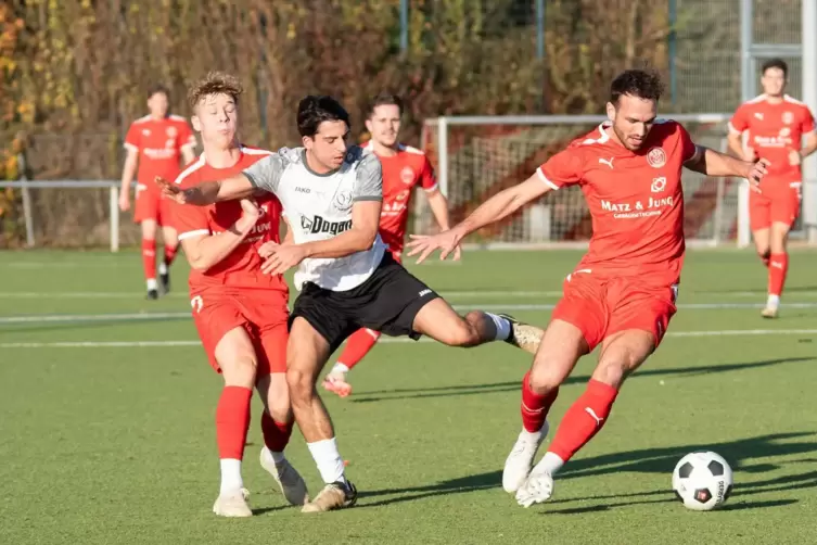  Der Offenbacher Dominik Petzold (von links), Safa Garip und Jan Löffelmann, Torschütze zum 1:0. 