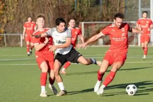 Der Offenbacher Dominik Petzold (von links), Safa Garip und Jan Löffelmann, Torschütze zum 1:0.