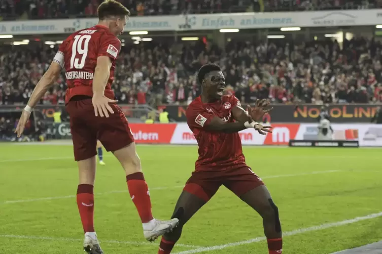 Ragnar Ache (rechts) und Daniel Hanslik, hier im Ligaspiel gegen Paderborn, könnten dem FCK in Stuttgart fehlen. 