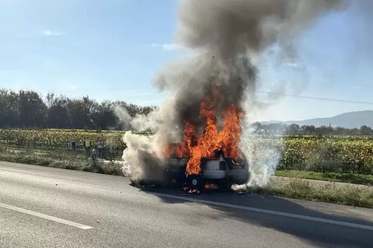 Das Fahrzeug brannte aus. 