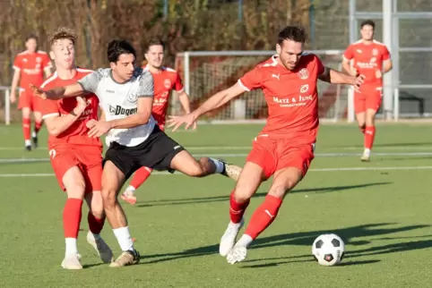 Jan Löffelmann vom FSV Offenbach (rechts), der das 1:0 erzielte, entwischt dem Rüssinger Safa Garip.