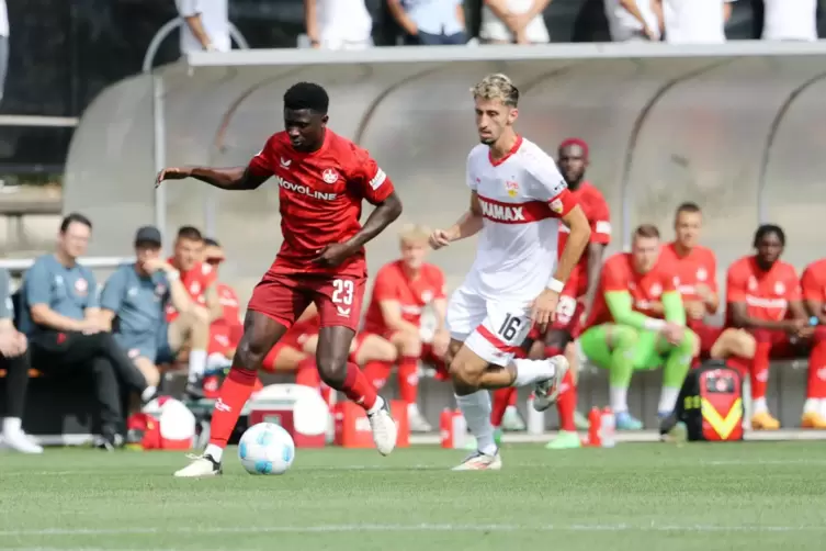 Ein Testspielt im September endete aus Sicht von Afeez Aremu (links) und des FCK gegen den VfB Stuttgart mit 1:4.