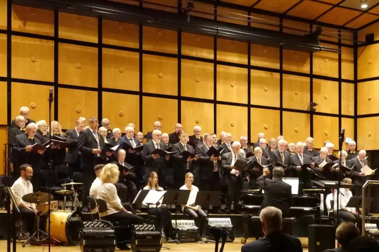 Großer Chorjubel zum Jubiläum im SWR-Studio. 