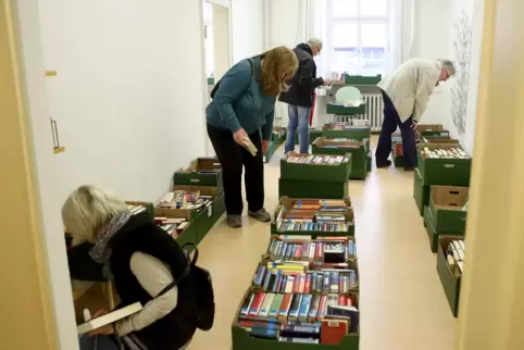 Beim Flohmarkt fanden viele Bücher einen neuen Besitzer. 