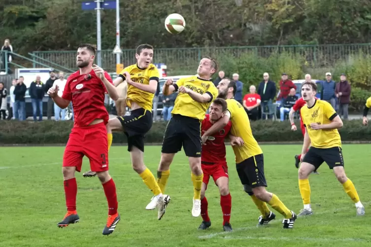 Alles unter Kontrolle: Der SV Ixheim (in gelb) fügte dem SC Stambach eine 0:3-Schlappe zu. 