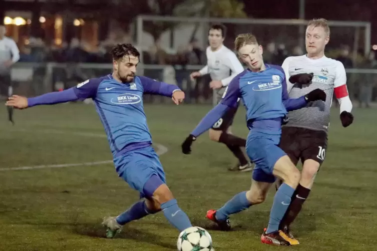  Zweikampf im Mittelfeld. Florian Hornig (rechts) war 2017 Kapitän der Kandeler, die Schott Mainz besiegten. 