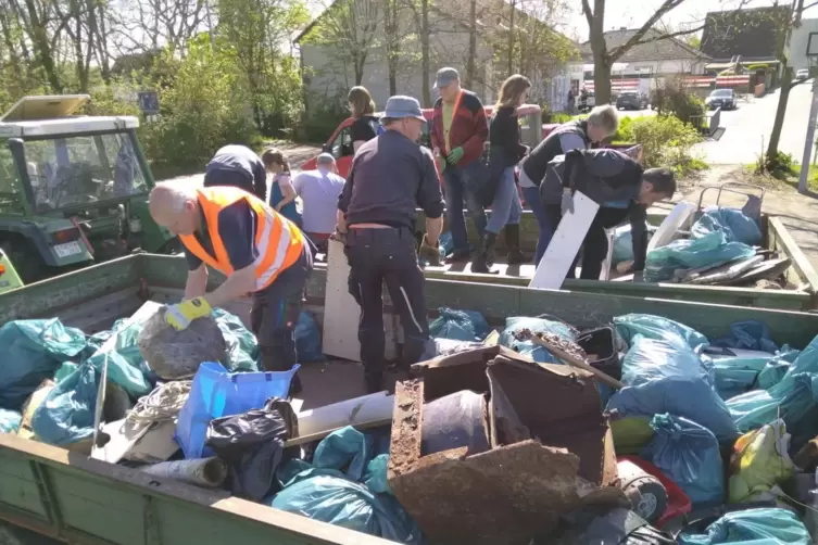 Szene vom Dreck-weg-Tag in Schwegenheim. So viel Müll kommt zusammen, wenn Freiwillige mit anpacken, um ihr Dorf zu reinigen. 