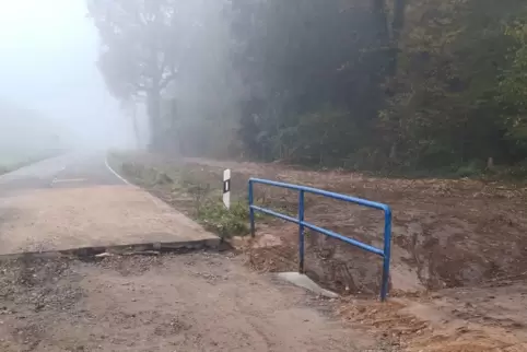 Ein unter der L537 verlaufender Wasserabfluss war gebrochen, weshalb die Straße gesperrt werden musste.