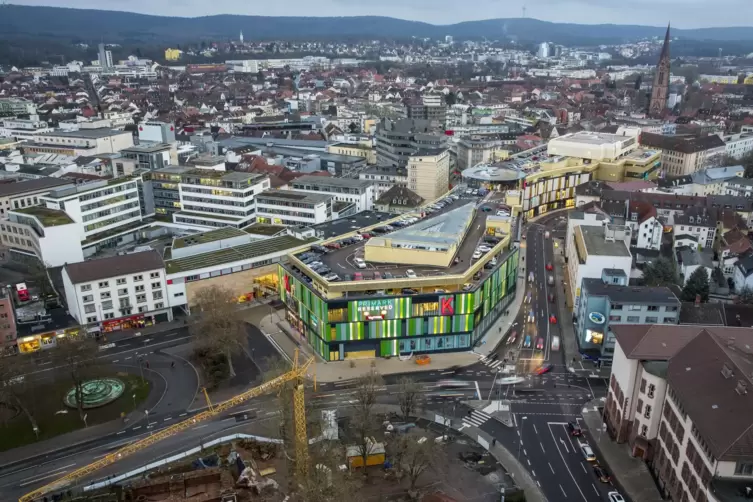 Das „K in Lautern“ wurde im Jahr 2015 eröffnet. Inzwischen stehen zahlreiche Ladenflächen im Einkaufszentrum in der Kaiserslaute